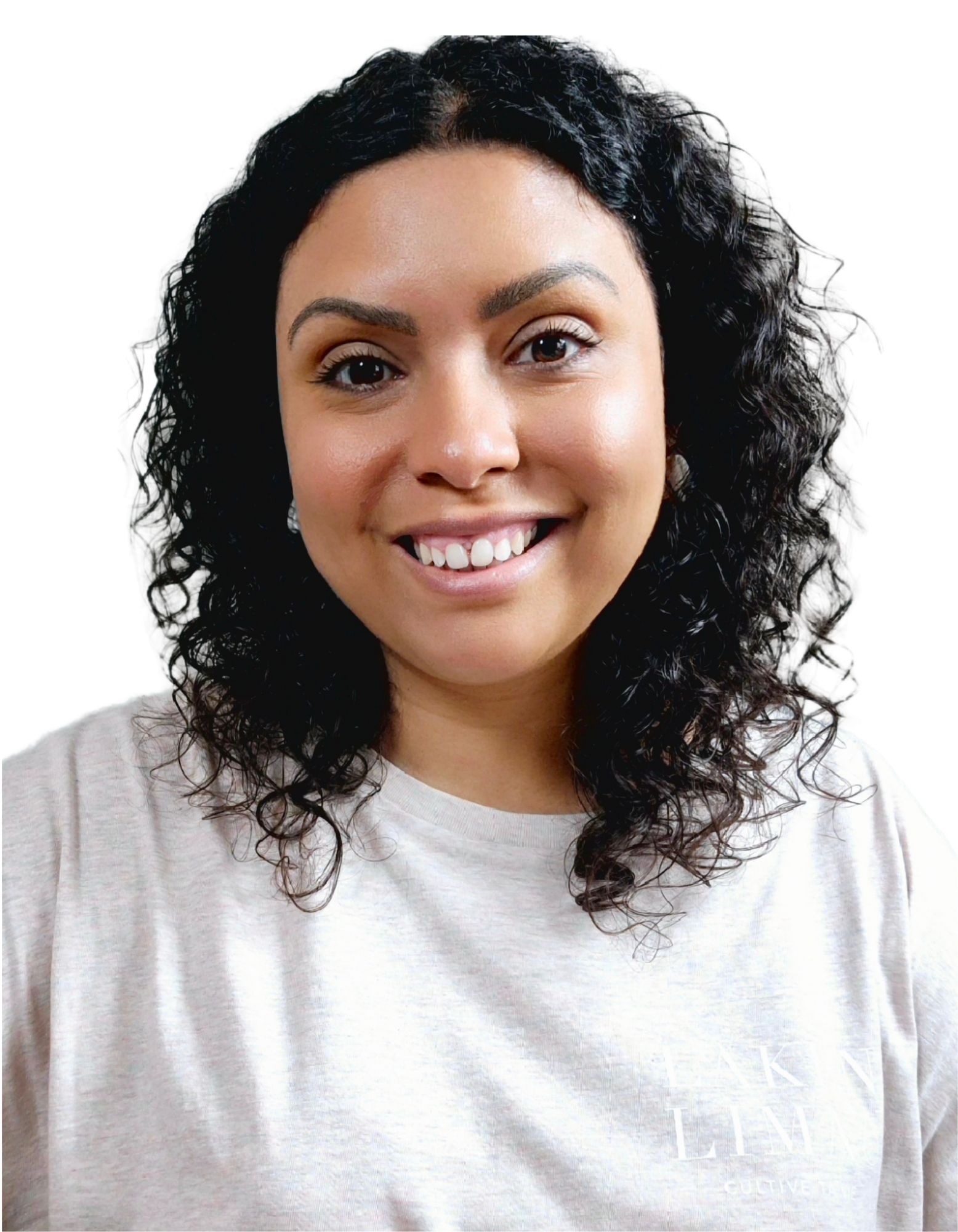 Photo of French & Portuguese Corporate Wellness Coach, Laken Lima, smiling with a white background wearing a light grey branded t-shirt (It says Laken Lima, cultive ta vie).